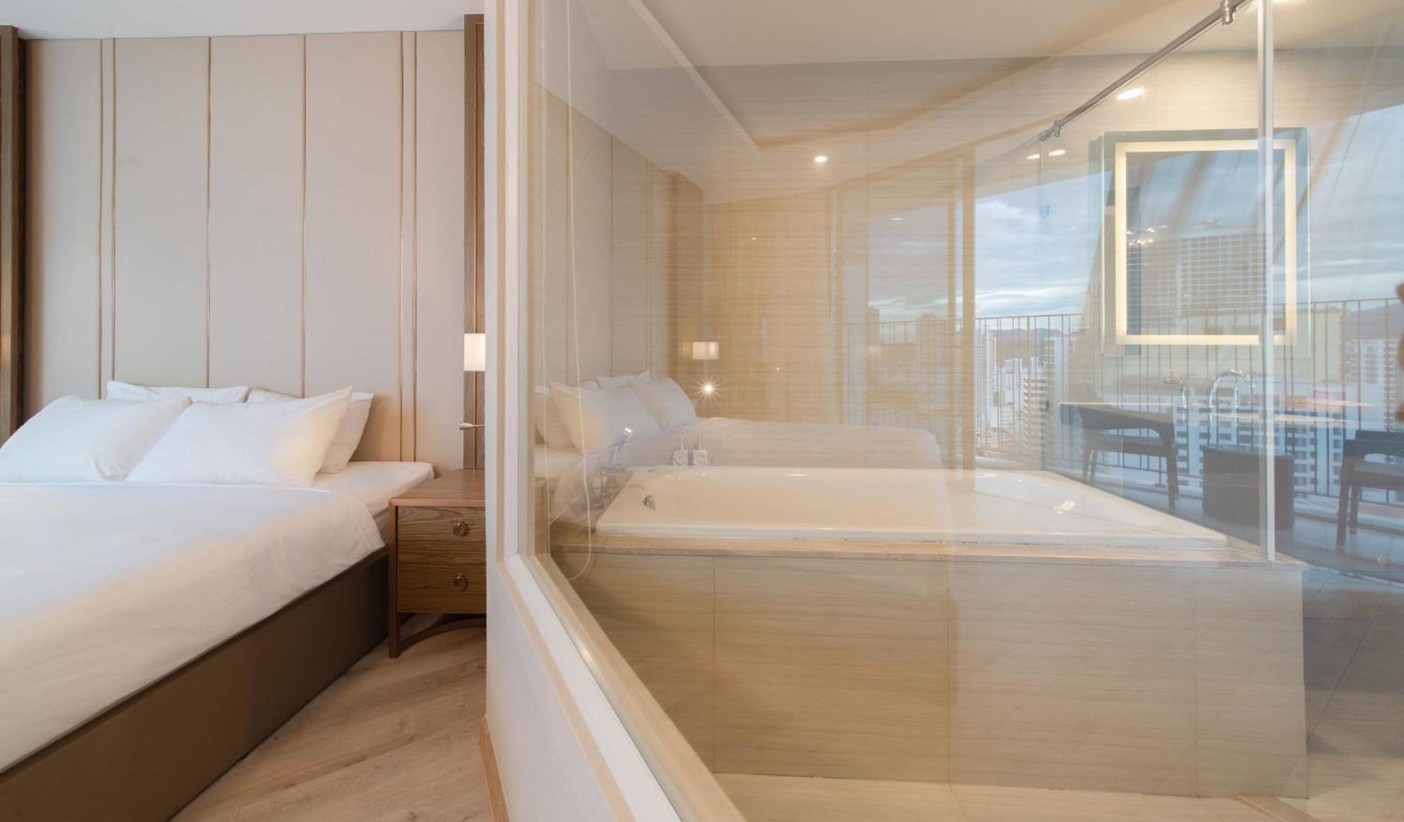 Coastal Panorama Oceanfront Suites Nha Trang Buitenkant foto