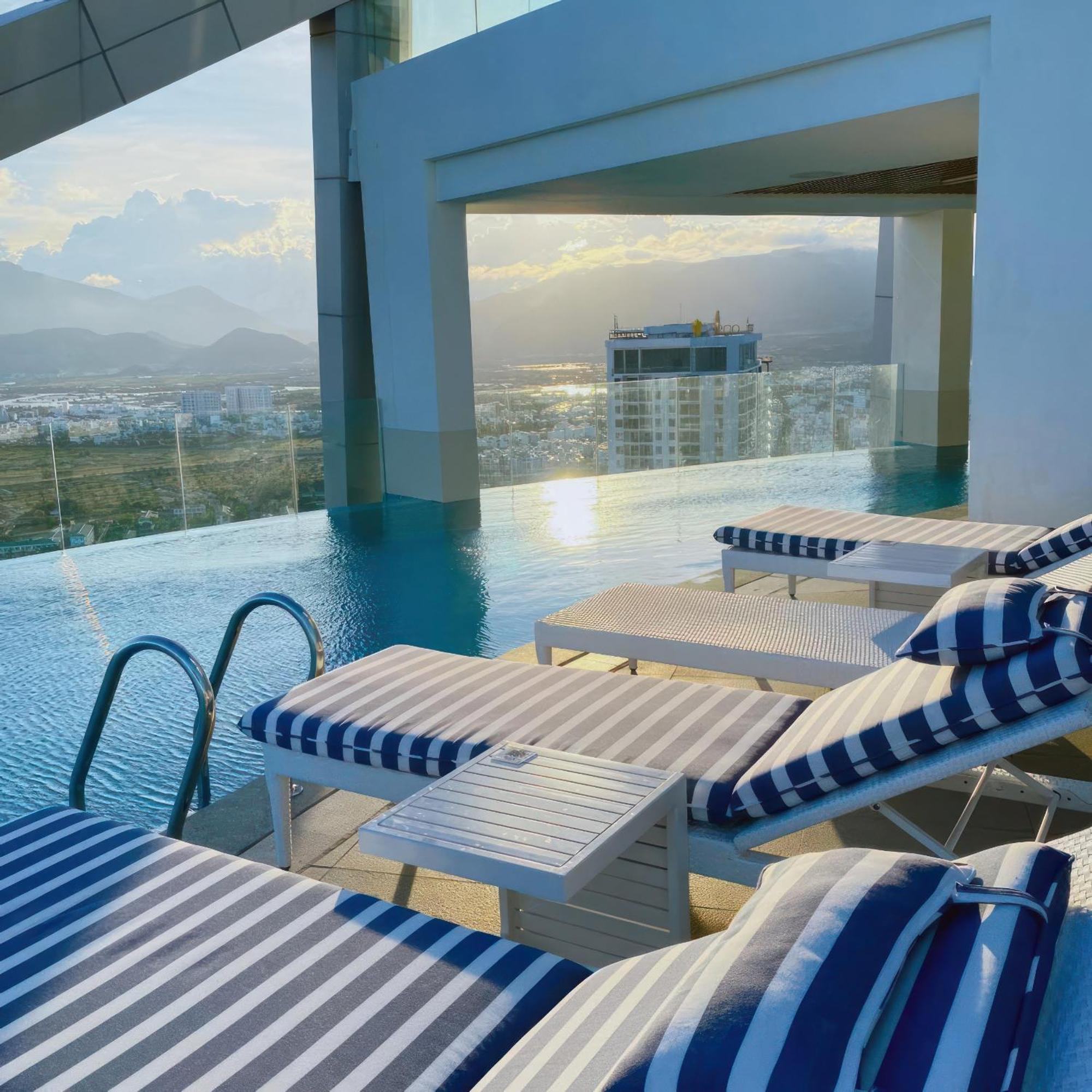 Coastal Panorama Oceanfront Suites Nha Trang Buitenkant foto